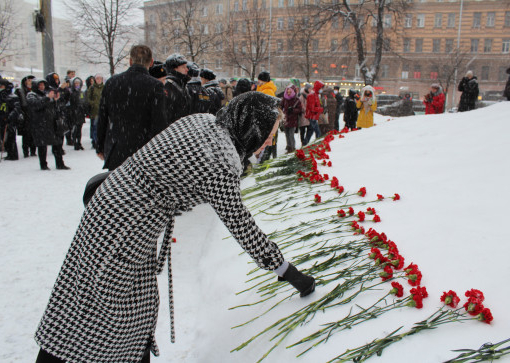 На церемонии возложения цветов