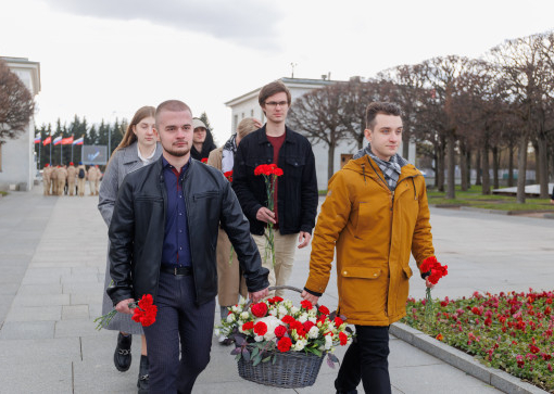 Памяти павших будьте достойны